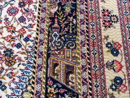 Sehr feiner, handgeknüpfter Khademi Orientteppich mit Ghom Design aus Wolle mit Seide, blau, rot. 291x207 cm. Vertrieb durch Jupiter Intl.