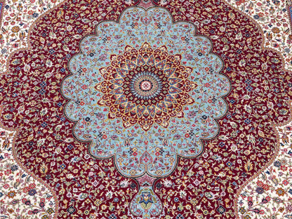 Sehr feiner, handgeknüpfter Khademi Orientteppich mit Ghom Design aus Wolle mit Seide, blau, rot. 291x207 cm. Vertrieb durch Jupiter Intl.