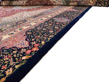 Sehr feiner, handgeknüpfter Khademi Orientteppich mit Ghom Design aus Wolle mit Seide, blau, rot. 291x207 cm. Vertrieb durch Jupiter Intl.