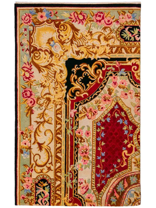Feiner, handgeknüpfter Indo Aubusson Orientteppich aus Wolle von Khademi, creme, gold, beige, gold, schwarz, rot. 127x78 cm. Verkauf durch Jupiter Intl.
