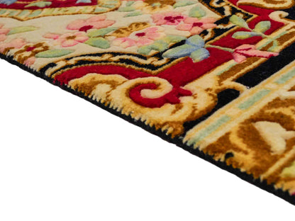 Feiner, handgeknüpfter Indo Aubusson Orientteppich aus Wolle von Khademi, creme, gold, beige, gold, schwarz, rot. 127x78 cm. Verkauf durch Jupiter Intl.