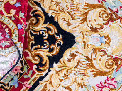 Feiner, handgeknüpfter Indo Aubusson Orientteppich aus Wolle von Khademi, creme, gold, beige, gold, schwarz, rot. 127x78 cm. Verkauf durch Jupiter Intl.