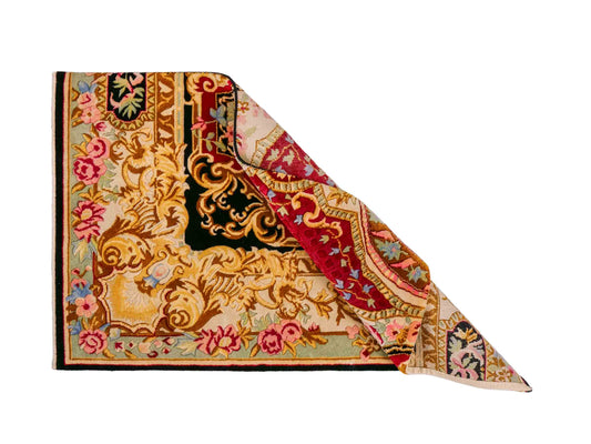 Feiner, handgeknüpfter Indo Aubusson Orientteppich aus Wolle von Khademi, creme, gold, beige, gold, schwarz, rot. 127x78 cm. Verkauf durch Jupiter Intl.