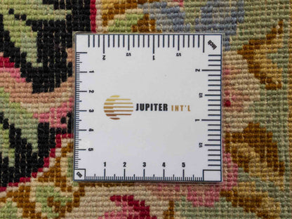 Feiner, handgeknüpfter Indo Aubusson Orientteppich aus Wolle von Khademi, creme, gold, beige, gold, schwarz, rot. 127x78 cm. Verkauf durch Jupiter Intl.