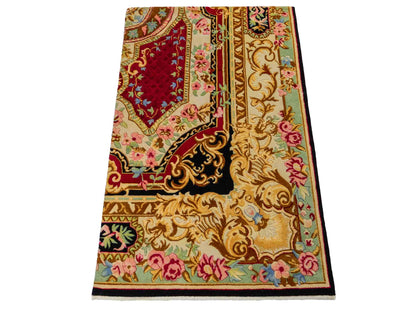 Feiner, handgeknüpfter Indo Aubusson Orientteppich aus Wolle von Khademi, creme, gold, beige, gold, schwarz, rot. 127x78 cm. Verkauf durch Jupiter Intl.