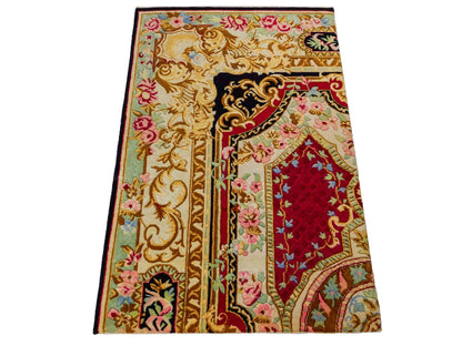 Feiner, handgeknüpfter Indo Aubusson Orientteppich aus Wolle von Khademi, creme, gold, beige, gold, schwarz, rot. 127x78 cm. Verkauf durch Jupiter Intl.