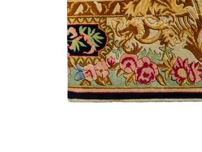 Feiner, handgeknüpfter Indo Aubusson Orientteppich aus Wolle von Khademi, creme, gold, beige, gold, schwarz, rot. 127x78 cm. Verkauf durch Jupiter Intl.