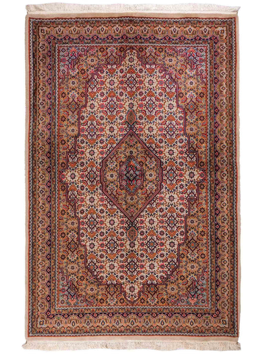 Feiner, handgeknüpfter Indo Bidjar Orientteppich aus Wolle von Khademi. Größe: 209 x 147 cm. Farbe: Creme, beige. Verkauf durch JUPITER Intl.