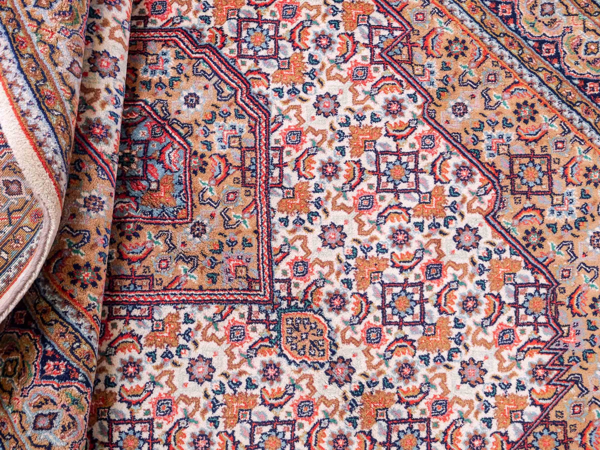 Feiner, handgeknüpfter Indo Bidjar Orientteppich aus Wolle von Khademi. Größe: 209 x 147 cm. Farbe: Creme, beige. Verkauf durch JUPITER Intl.