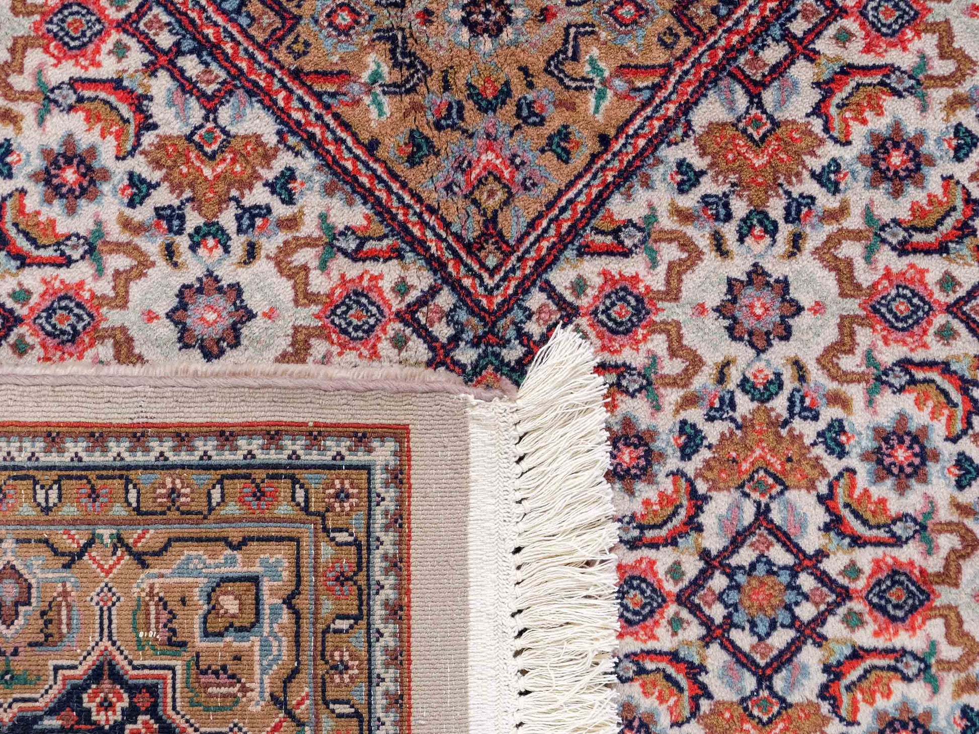 Feiner, handgeknüpfter Indo Bidjar Orientteppich aus Wolle von Khademi. Größe: 209 x 147 cm. Farbe: Creme, beige. Verkauf durch JUPITER Intl.