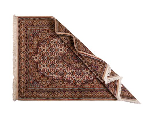 Feiner, handgeknüpfter Indo Bidjar Orientteppich aus Wolle von Khademi. Größe: 209 x 147 cm. Farbe: Creme, beige. Verkauf durch JUPITER Intl.