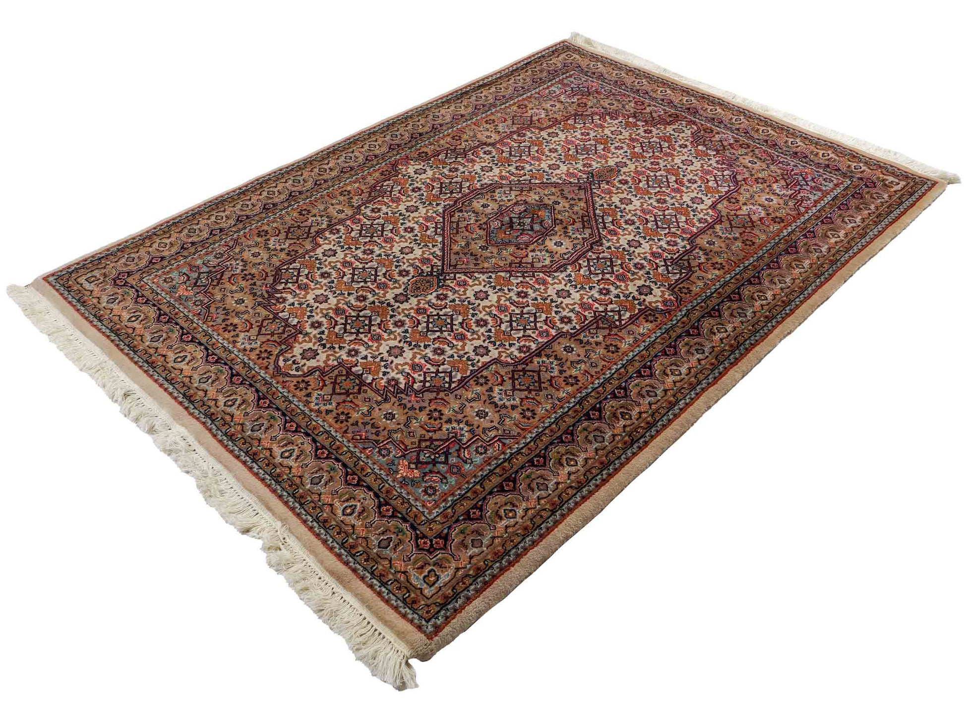 Feiner, handgeknüpfter Indo Bidjar Orientteppich aus Wolle von Khademi. Größe: 209 x 147 cm. Farbe: Creme, beige. Verkauf durch JUPITER Intl.