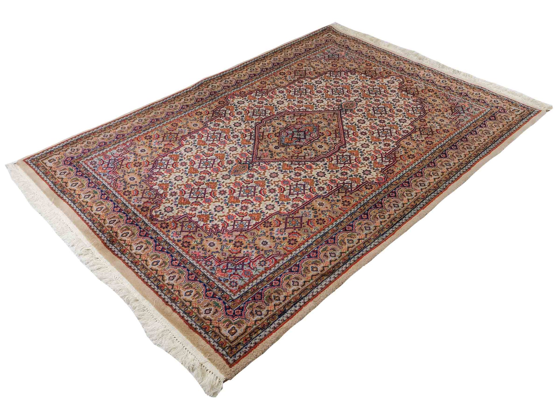 Feiner, handgeknüpfter Indo Bidjar Orientteppich aus Wolle von Khademi. Größe: 209 x 147 cm. Farbe: Creme, beige. Verkauf durch JUPITER Intl.