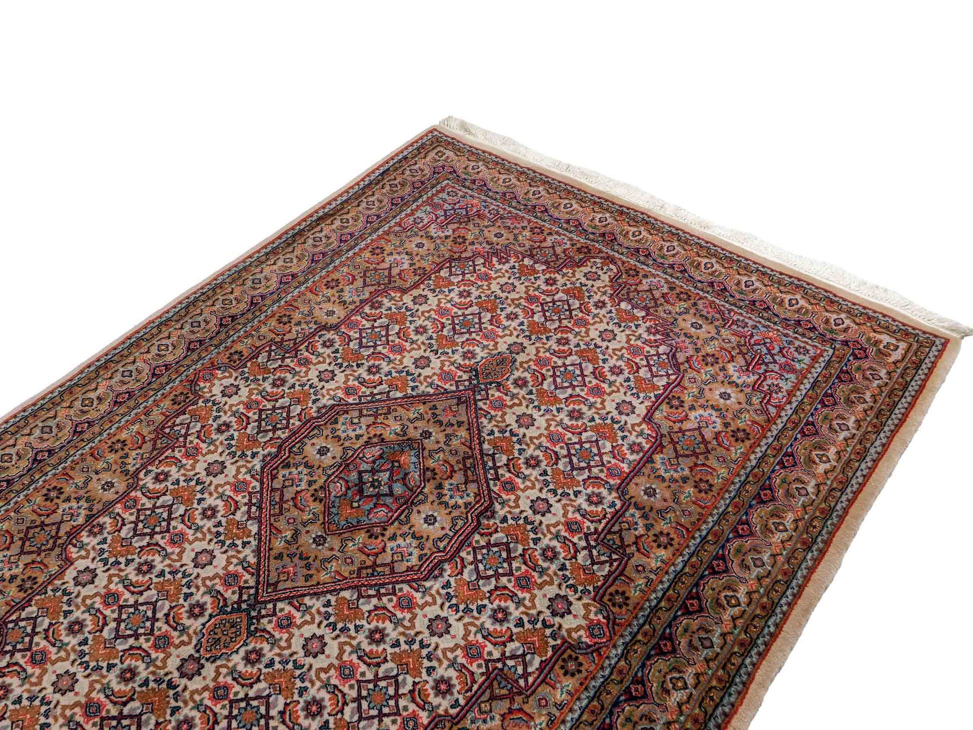 Feiner, handgeknüpfter Indo Bidjar Orientteppich aus Wolle von Khademi. Größe: 209 x 147 cm. Farbe: Creme, beige. Verkauf durch JUPITER Intl.