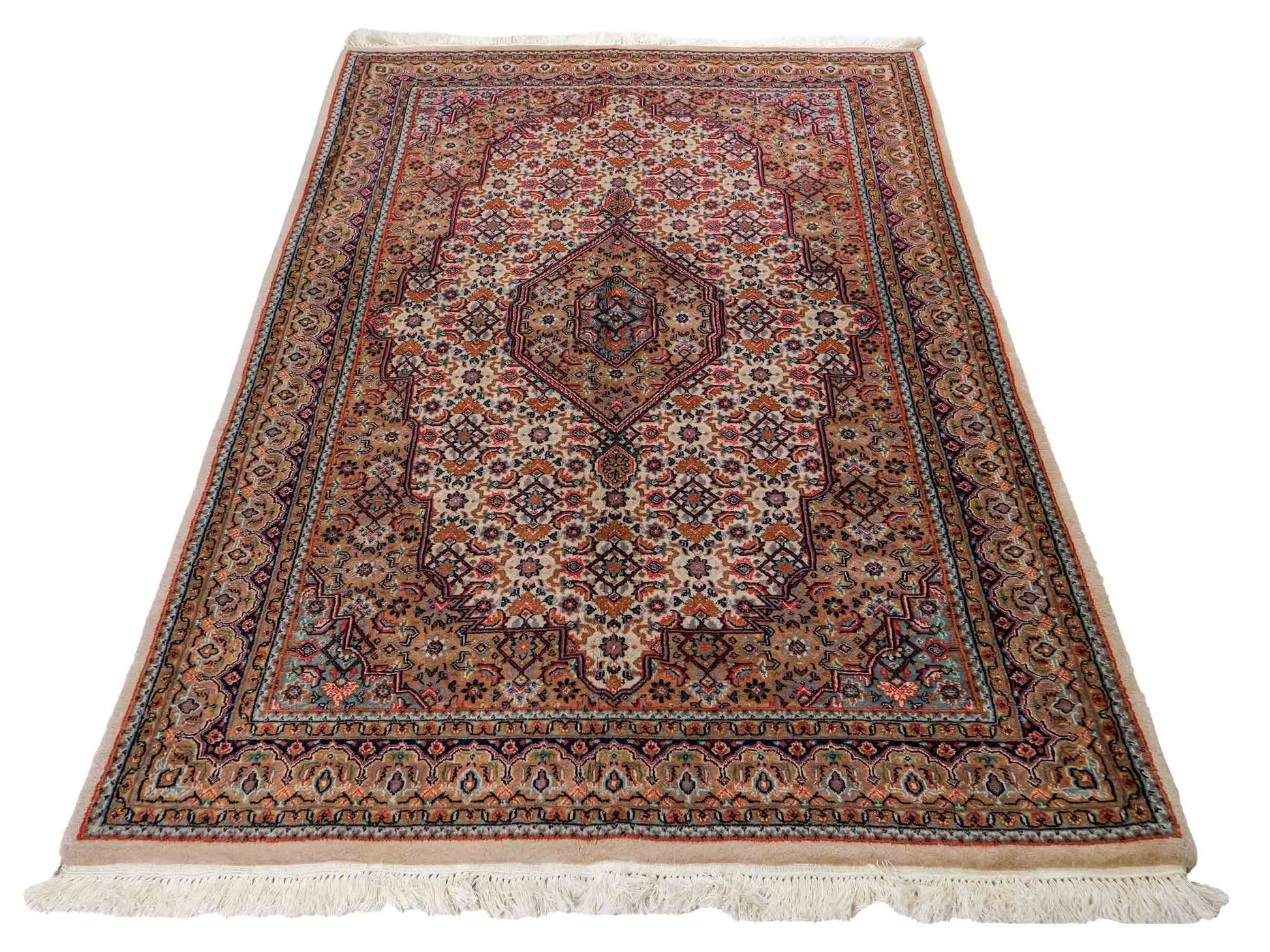 Feiner, handgeknüpfter Indo Bidjar Orientteppich aus Wolle von Khademi. Größe: 209 x 147 cm. Farbe: Creme, beige. Verkauf durch JUPITER Intl.