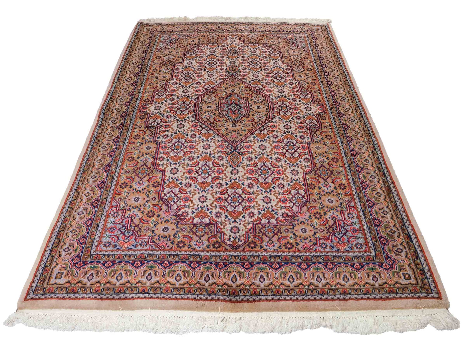 Feiner, handgeknüpfter Indo Bidjar Orientteppich aus Wolle von Khademi. Größe: 209 x 147 cm. Farbe: Creme, beige. Verkauf durch JUPITER Intl.