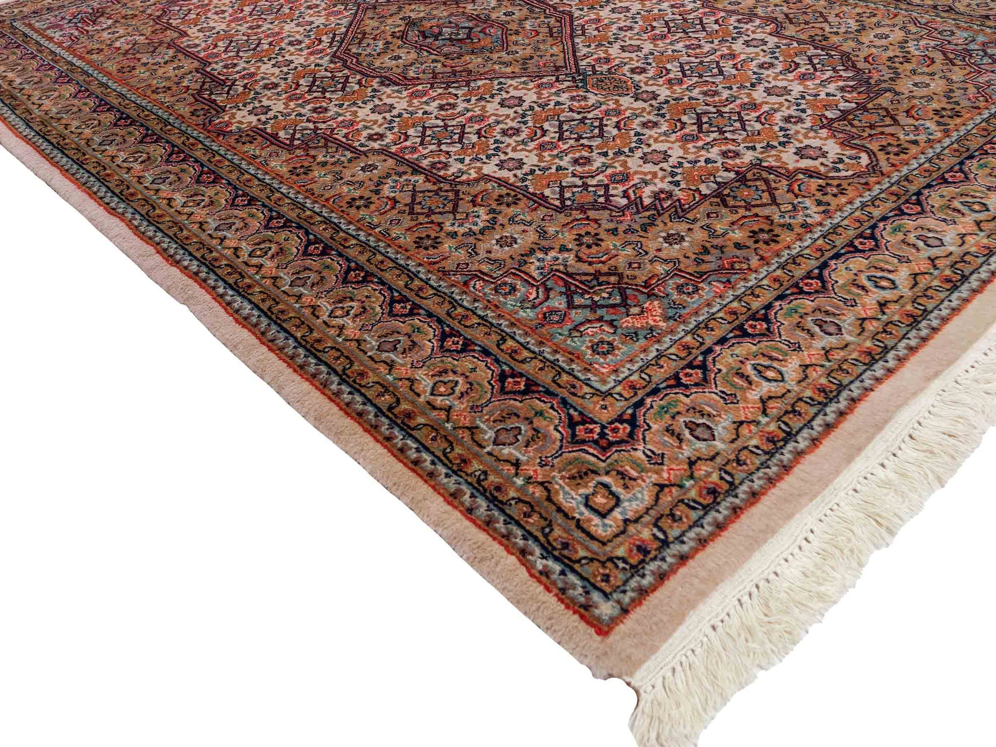 Feiner, handgeknüpfter Indo Bidjar Orientteppich aus Wolle von Khademi. Größe: 209 x 147 cm. Farbe: Creme, beige. Verkauf durch JUPITER Intl.