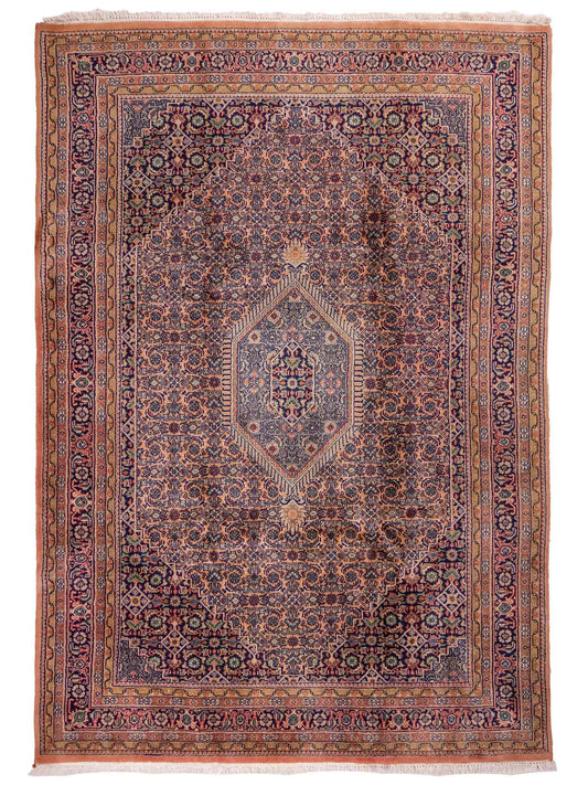 Feiner, handgeknüpfter Indo Bidjar Orientteppich aus reiner Wolle mit geometrischem Medaillon von Khademi. Größe: 234 x 174 cm. Farbe: Orange, braun. RB3-972. Ursprung: Indien. Verkauf durch JUPITER Intl.