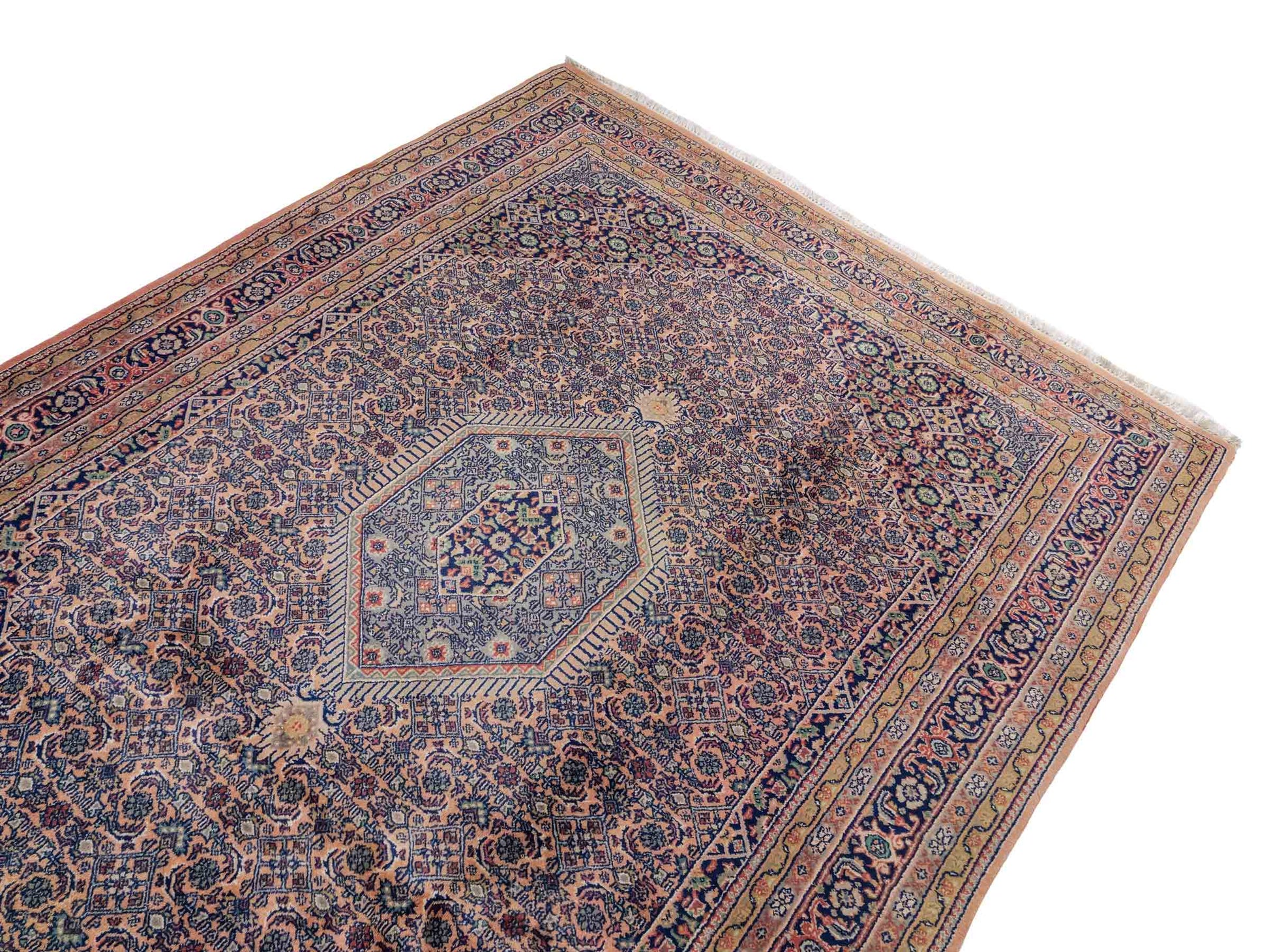 Feiner, handgeknüpfter Indo Bidjar Orientteppich aus reiner Wolle mit geometrischem Medaillon von Khademi. Größe: 234 x 174 cm. Farbe: Orange, braun. RB3-972. Ursprung: Indien. Verkauf durch JUPITER Intl.