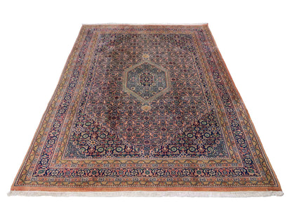 Feiner, handgeknüpfter Indo Bidjar Orientteppich aus reiner Wolle mit geometrischem Medaillon von Khademi. Größe: 234 x 174 cm. Farbe: Orange, braun. RB3-972. Ursprung: Indien. Verkauf durch JUPITER Intl.