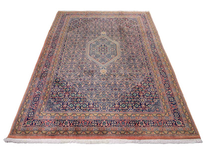 Feiner, handgeknüpfter Indo Bidjar Orientteppich aus reiner Wolle mit geometrischem Medaillon von Khademi. Größe: 234 x 174 cm. Farbe: Orange, braun. RB3-972. Ursprung: Indien. Verkauf durch JUPITER Intl.