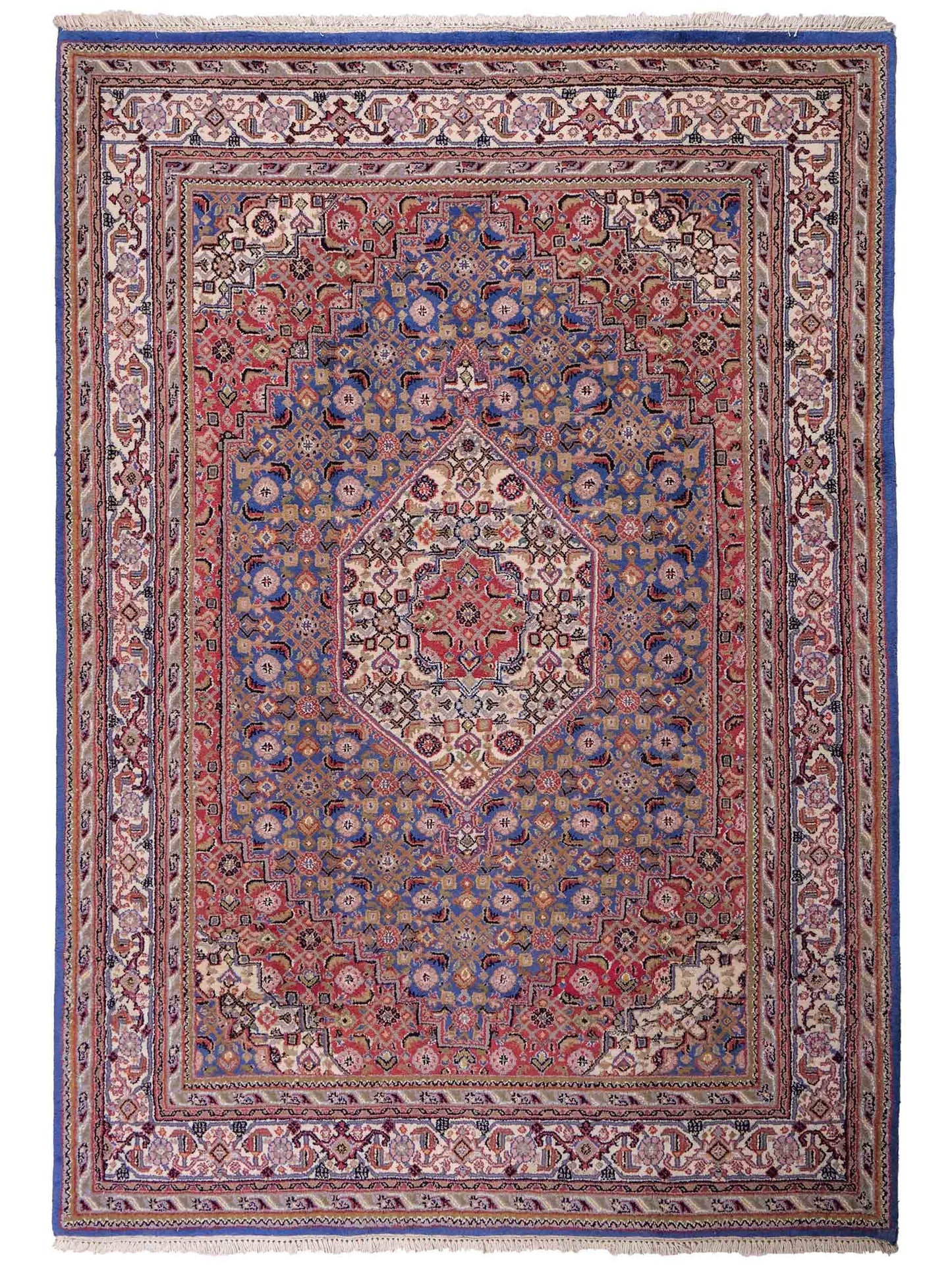 Feiner, handgeknüpfter Indo Bidjar Orientteppich aus Wolle von Khademi. Größe 236 x 162 cm. Farbe: Blau, cremeweiß, rot. Verkauf durch JUPITER Intl.