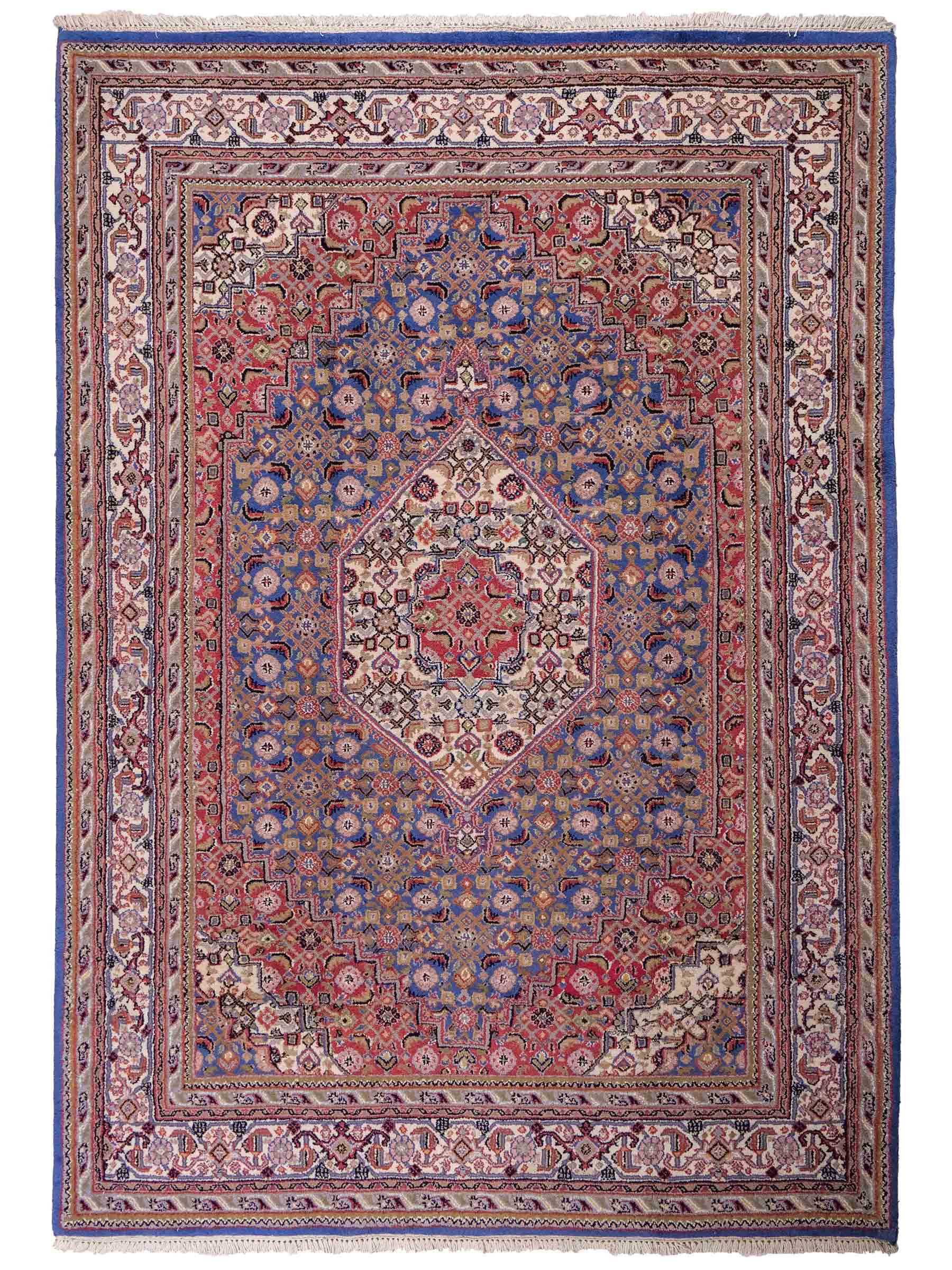 Feiner, handgeknüpfter Indo Bidjar Orientteppich aus Wolle von Khademi. Größe 236 x 162 cm. Farbe: Blau, cremeweiß, rot. Verkauf durch JUPITER Intl.
