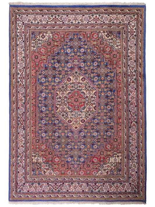 Feiner, handgeknüpfter Indo Bidjar Orientteppich aus Wolle von Khademi. Größe 236 x 162 cm. Farbe: Blau, cremeweiß, rot. Verkauf durch JUPITER Intl.
