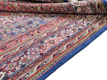 Feiner, handgeknüpfter Indo Bidjar Orientteppich aus Wolle von Khademi. Größe 236 x 162 cm. Farbe: Blau, cremeweiß, rot. Verkauf durch JUPITER Intl.