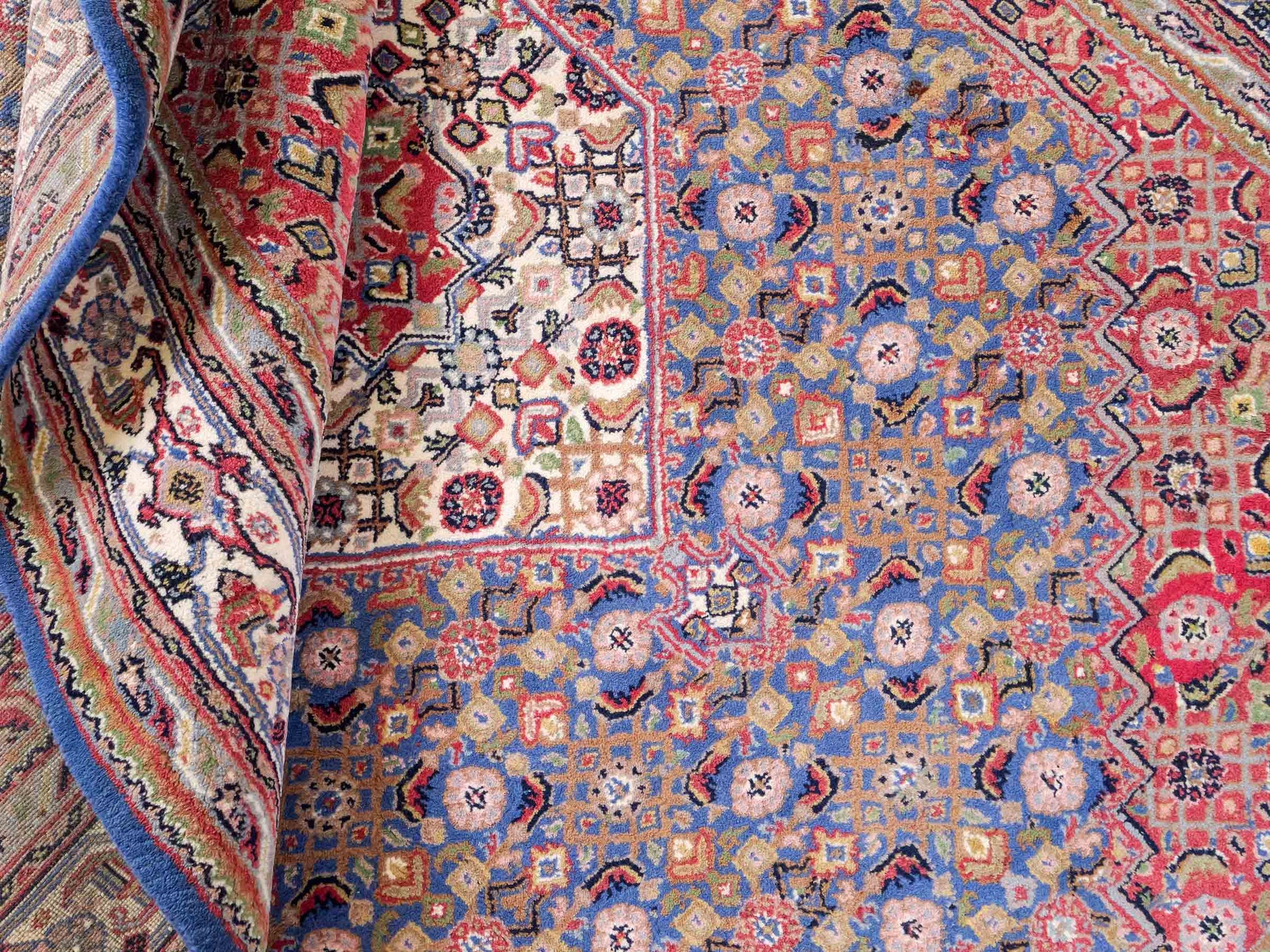 Feiner, handgeknüpfter Indo Bidjar Orientteppich aus Wolle von Khademi. Größe 236 x 162 cm. Farbe: Blau, cremeweiß, rot. Verkauf durch JUPITER Intl.