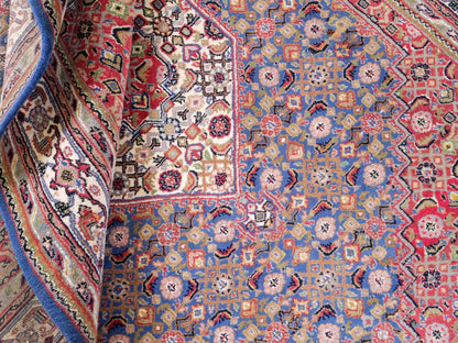 Feiner, handgeknüpfter Indo Bidjar Orientteppich aus Wolle von Khademi. Größe 236 x 162 cm. Farbe: Blau, cremeweiß, rot. Verkauf durch JUPITER Intl.