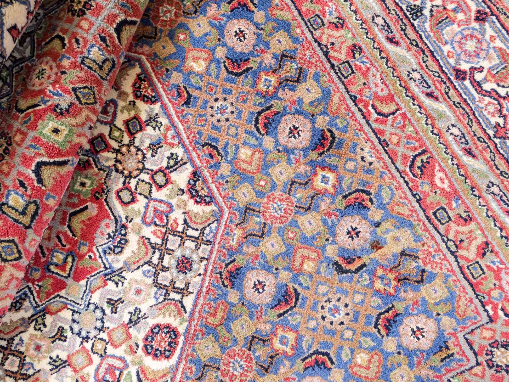 Feiner, handgeknüpfter Indo Bidjar Orientteppich aus Wolle von Khademi. Größe 236 x 162 cm. Farbe: Blau, cremeweiß, rot. Verkauf durch JUPITER Intl.