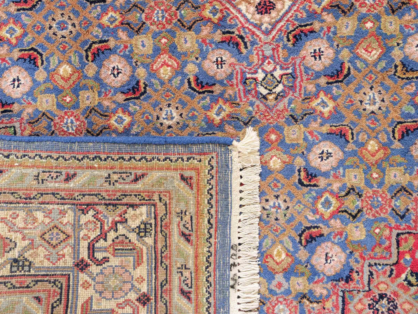 Feiner, handgeknüpfter Indo Bidjar Orientteppich aus Wolle von Khademi. Größe 236 x 162 cm. Farbe: Blau, cremeweiß, rot. Verkauf durch JUPITER Intl.