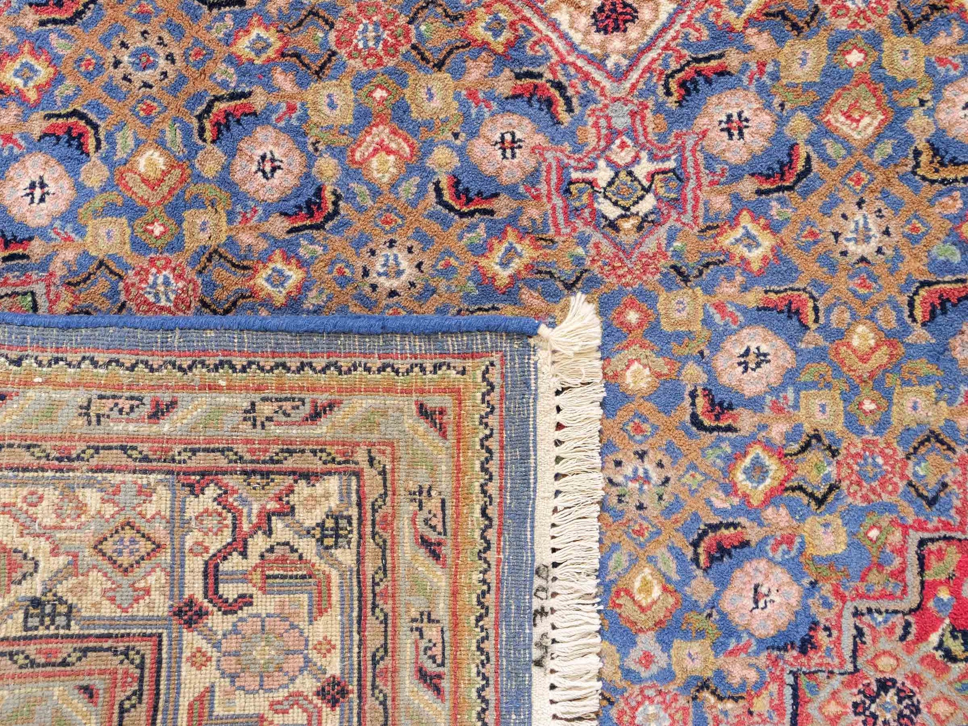 Feiner, handgeknüpfter Indo Bidjar Orientteppich aus Wolle von Khademi. Größe 236 x 162 cm. Farbe: Blau, cremeweiß, rot. Verkauf durch JUPITER Intl.