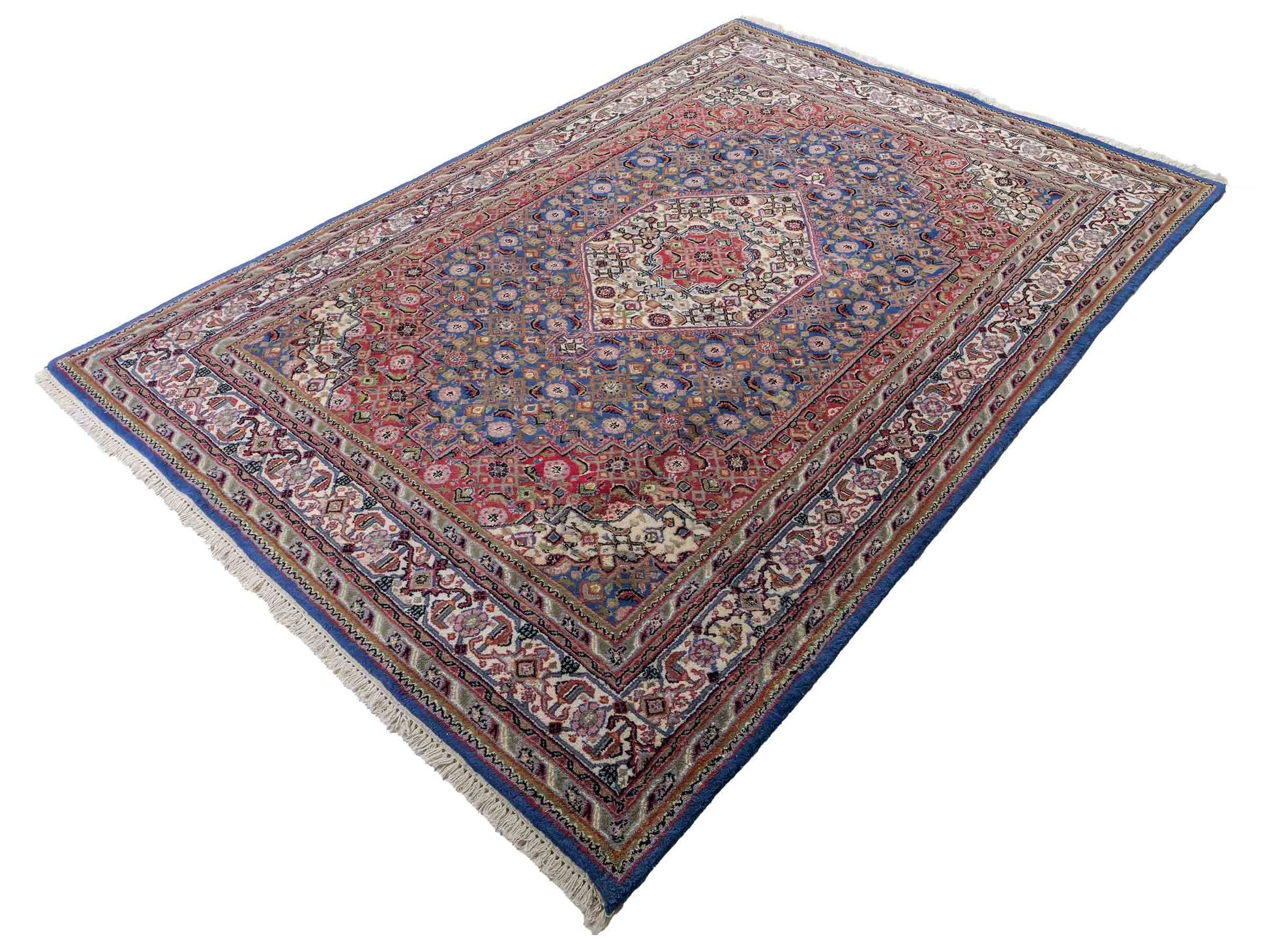 Feiner, handgeknüpfter Indo Bidjar Orientteppich aus Wolle von Khademi. Größe 236 x 162 cm. Farbe: Blau, cremeweiß, rot. Verkauf durch JUPITER Intl.