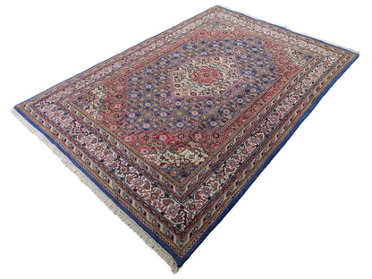 Feiner, handgeknüpfter Indo Bidjar Orientteppich aus Wolle von Khademi. Größe 236 x 162 cm. Farbe: Blau, cremeweiß, rot. Verkauf durch JUPITER Intl.