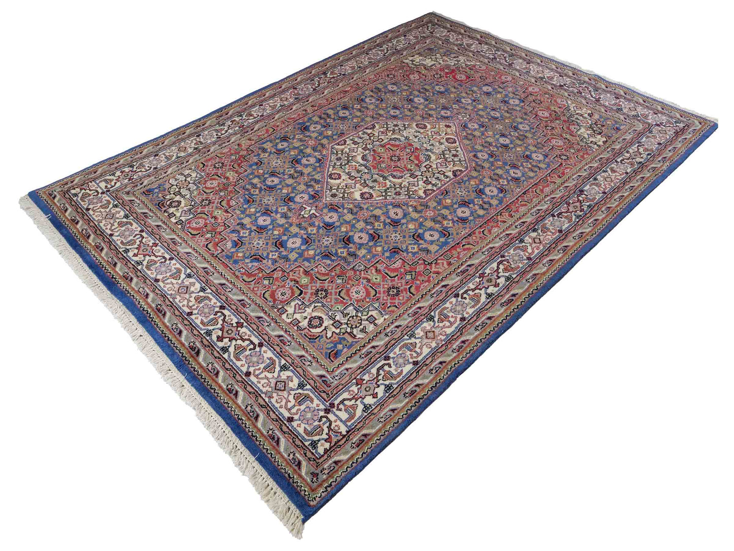 Feiner, handgeknüpfter Indo Bidjar Orientteppich aus Wolle von Khademi. Größe 236 x 162 cm. Farbe: Blau, cremeweiß, rot. Verkauf durch JUPITER Intl.