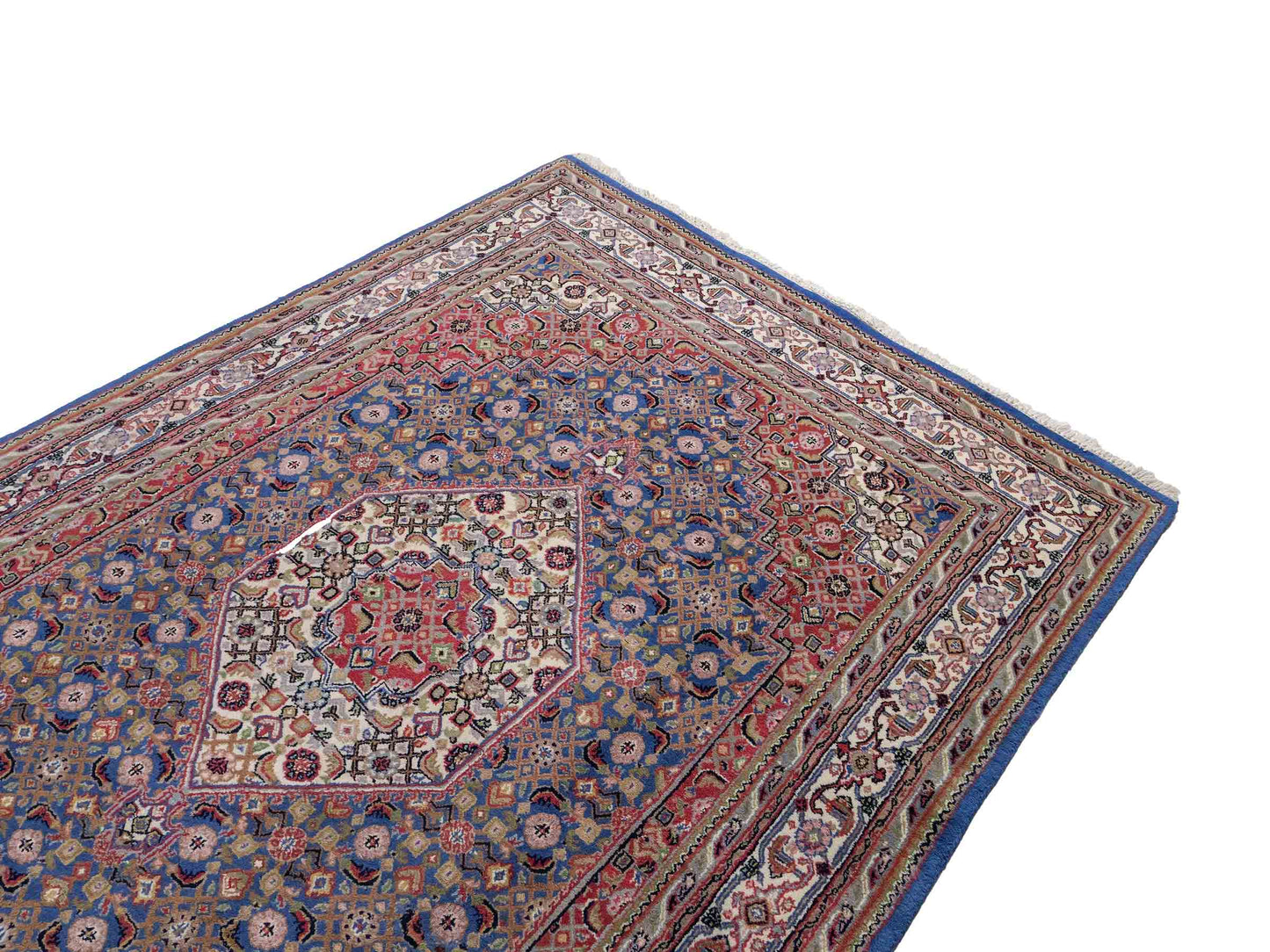 Feiner, handgeknüpfter Indo Bidjar Orientteppich aus Wolle von Khademi. Größe 236 x 162 cm. Farbe: Blau, cremeweiß, rot. Verkauf durch JUPITER Intl.