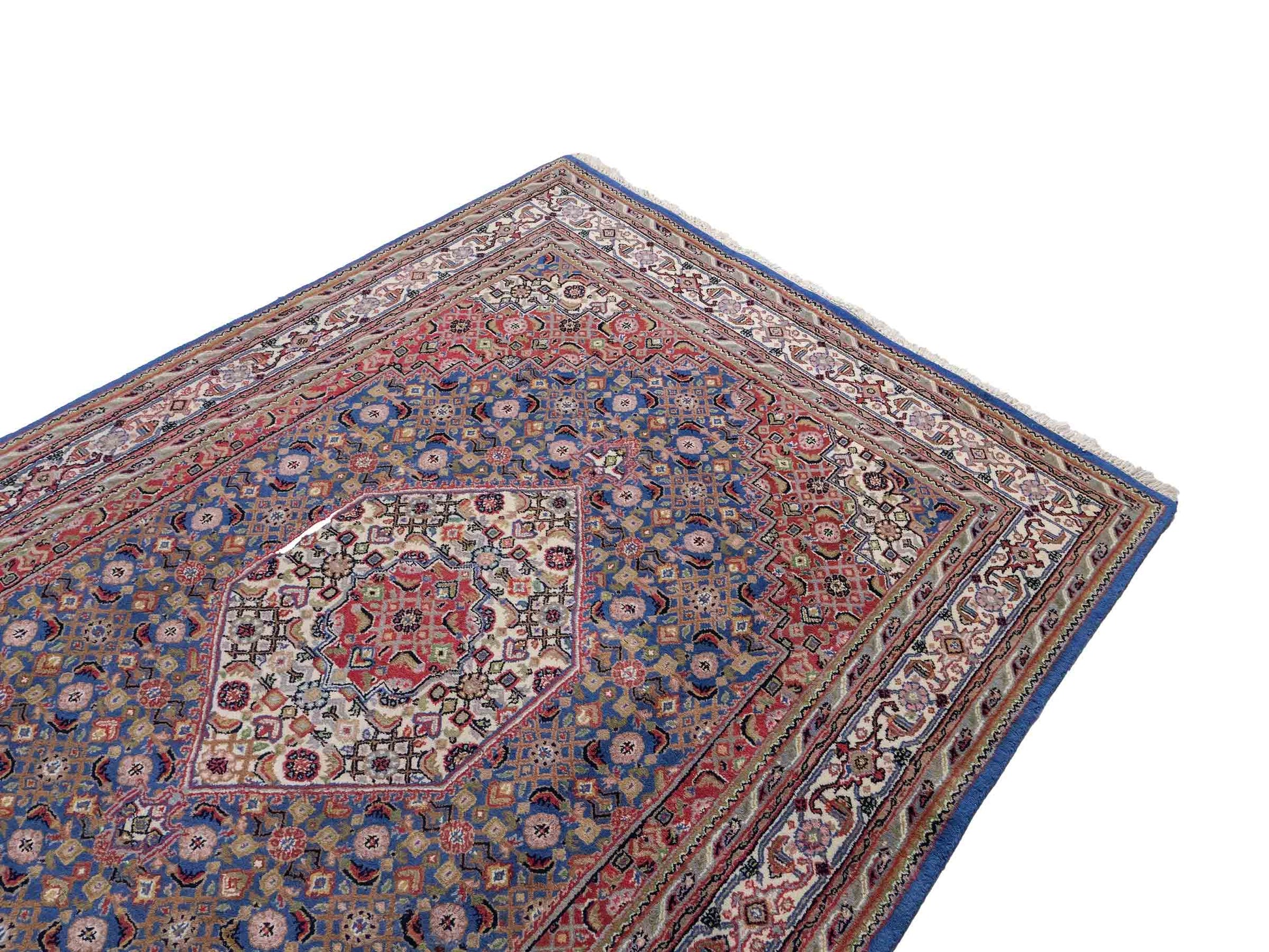 Feiner, handgeknüpfter Indo Bidjar Orientteppich aus Wolle von Khademi. Größe 236 x 162 cm. Farbe: Blau, cremeweiß, rot. Verkauf durch JUPITER Intl.