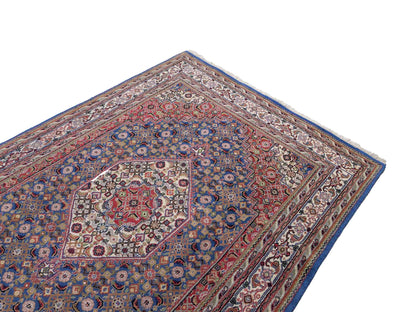 Feiner, handgeknüpfter Indo Bidjar Orientteppich aus Wolle von Khademi. Größe 236 x 162 cm. Farbe: Blau, cremeweiß, rot. Verkauf durch JUPITER Intl.