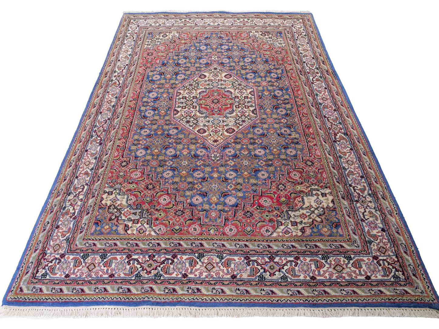 Feiner, handgeknüpfter Indo Bidjar Orientteppich aus Wolle von Khademi. Größe 236 x 162 cm. Farbe: Blau, cremeweiß, rot. Verkauf durch JUPITER Intl.