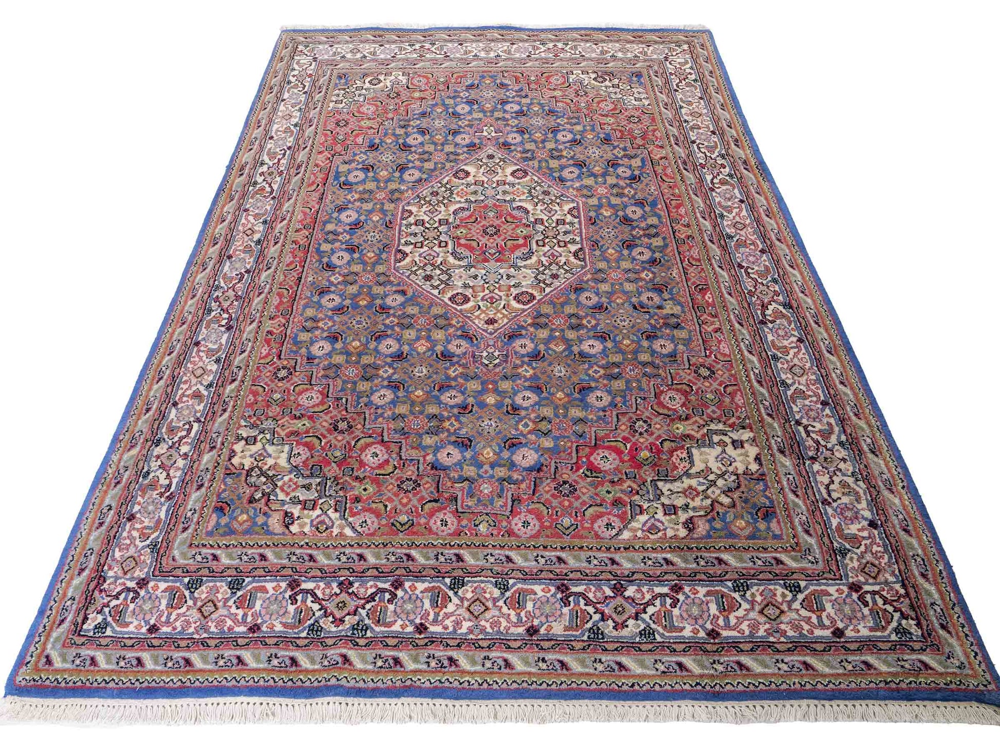Feiner, handgeknüpfter Indo Bidjar Orientteppich aus Wolle von Khademi. Größe 236 x 162 cm. Farbe: Blau, cremeweiß, rot. Verkauf durch JUPITER Intl.