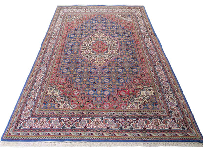 Feiner, handgeknüpfter Indo Bidjar Orientteppich aus Wolle von Khademi. Größe 236 x 162 cm. Farbe: Blau, cremeweiß, rot. Verkauf durch JUPITER Intl.