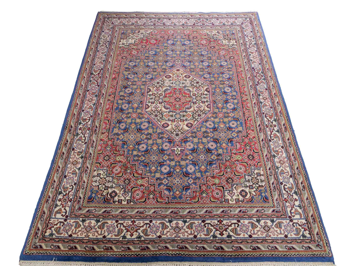 Feiner, handgeknüpfter Indo Bidjar Orientteppich aus Wolle von Khademi. Größe 236 x 162 cm. Farbe: Blau, cremeweiß, rot. Verkauf durch JUPITER Intl.