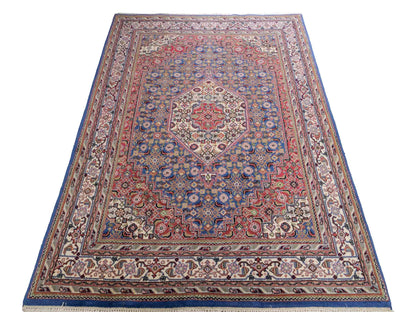 Feiner, handgeknüpfter Indo Bidjar Orientteppich aus Wolle von Khademi. Größe 236 x 162 cm. Farbe: Blau, cremeweiß, rot. Verkauf durch JUPITER Intl.