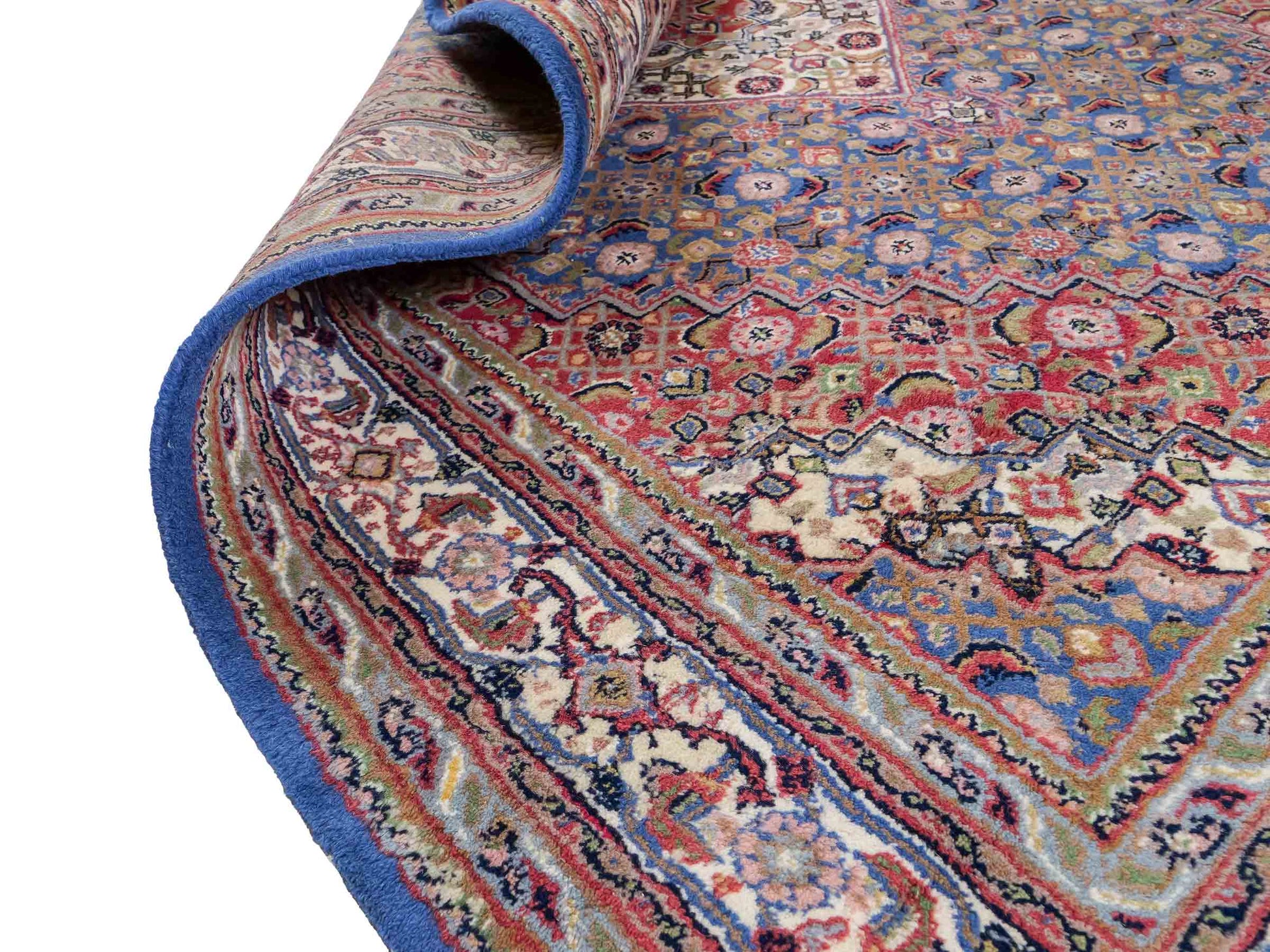 Feiner, handgeknüpfter Indo Bidjar Orientteppich aus Wolle von Khademi. Größe 236 x 162 cm. Farbe: Blau, cremeweiß, rot. Verkauf durch JUPITER Intl.