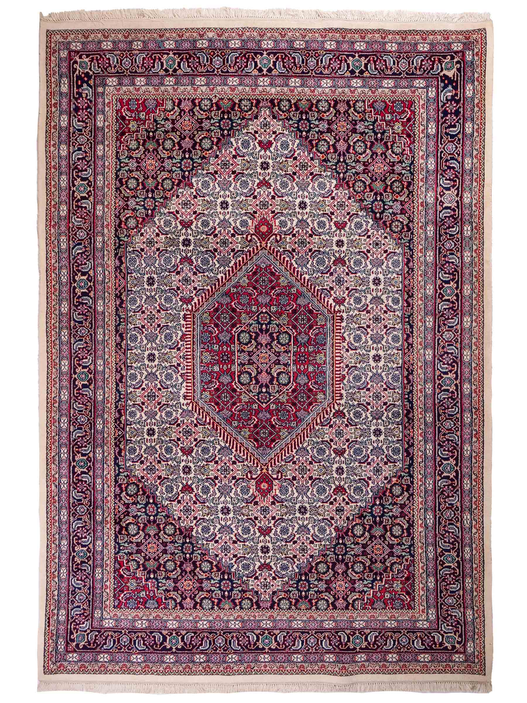 Feiner, handgeknüpfter Indo Bidjar Orientteppich aus reiner Wolle mit geometrischem Medaillon von Khademi. Größe: 174 x 190 cm. Farbe: Weiß, blau, rot. RB3-1618. Ursprung: Indien. Verkauf durch JUPITER Intl.