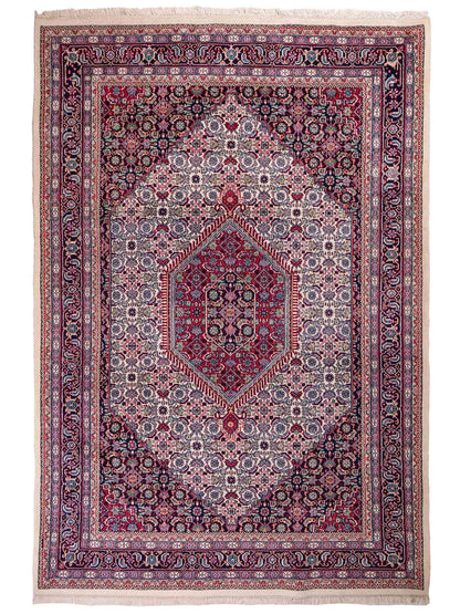 Feiner, handgeknüpfter Indo Bidjar Orientteppich aus reiner Wolle mit geometrischem Medaillon von Khademi. Größe: 174 x 190 cm. Farbe: Weiß, blau, rot. RB3-1618. Ursprung: Indien. Verkauf durch JUPITER Intl.