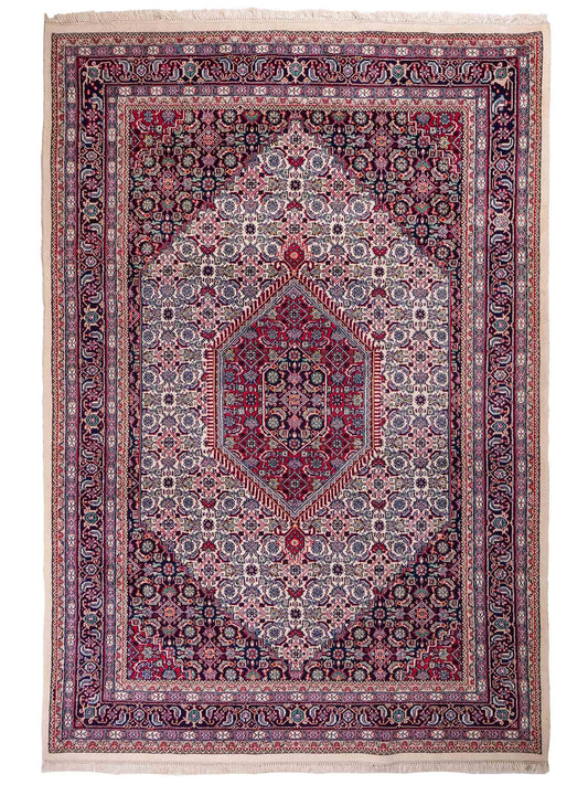 Feiner, handgeknüpfter Indo Bidjar Orientteppich aus reiner Wolle mit geometrischem Medaillon von Khademi. Größe: 174 x 190 cm. Farbe: Weiß, blau, rot. RB3-1618. Ursprung: Indien. Verkauf durch JUPITER Intl.