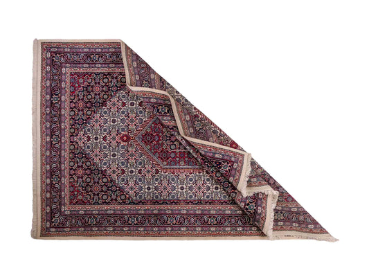 Feiner, handgeknüpfter Indo Bidjar Orientteppich aus reiner Wolle mit geometrischem Medaillon von Khademi. Größe: 174 x 190 cm. Farbe: Weiß, blau, rot. RB3-1618. Ursprung: Indien. Verkauf durch JUPITER Intl.